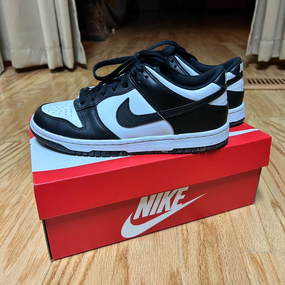 Nike Women’s Black and White Low-Top Sneakers - Picture 2 of 6